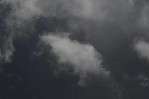 Wolkenlandschaft Landschaft, bedeckt Wetter über dunkel Blau Himmel. Sturm Wolken schwebend im ein regnerisch Stumpf Tag mit natürlich Licht. Weiß und grau szenisch Umgebung Hintergrund. Natur Sicht. foto