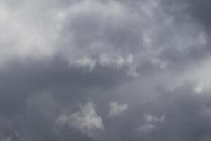 Wolkenlandschaft Landschaft, bedeckt Wetter über dunkel Blau Himmel. Sturm Wolken schwebend im ein regnerisch Stumpf Tag mit natürlich Licht. Weiß und grau szenisch Umgebung Hintergrund. Natur Sicht. foto