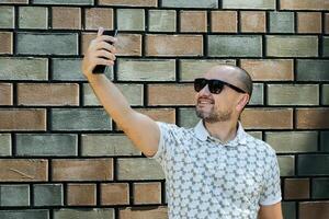 Mann Erfassen Selfie im Sonnenbrille foto