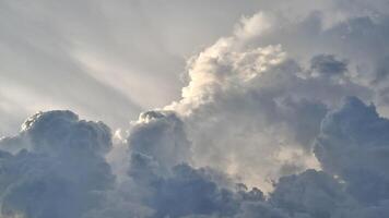 ein Sammlung von schön und hell Wolken im das Himmel foto