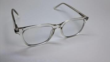 ein Paar von Brille mit klar Linsen auf ein Weiß Oberfläche foto