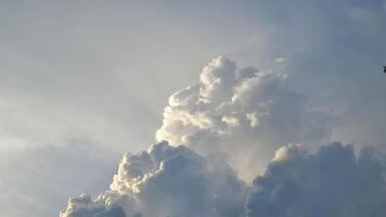 Wolken bedeckt das Sonne Strahlen foto