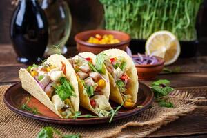 Mexikaner Tacos mit Hähnchen Fleisch, Mais und Salsa. gesund Tacos. Diät Speisekarte. Mexikaner Taco. foto