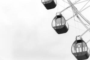 schließen oben schwarz und Weiß Ferris Rad auf Amüsement Park mit Wolke Hintergrund foto