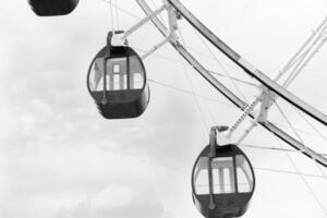 schließen oben schwarz und Weiß Ferris Rad auf Amüsement Park mit Wolke Hintergrund foto