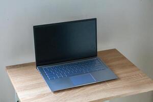 Laptop Attrappe, Lehrmodell, Simulation auf hölzern Tisch. Laptop mit leer Bildschirm. foto