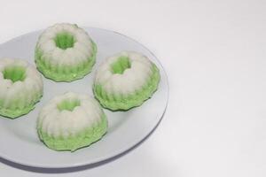 Grün putu ayu ist ein indonesisch lokal Kuchen gemacht von Reis Mehl und Kokosnuss Milch mit Glasur von Kokosnuss foto