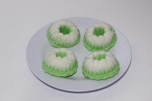 Grün putu ayu ist ein indonesisch lokal Kuchen gemacht von Reis Mehl und Kokosnuss Milch mit Glasur von Kokosnuss foto