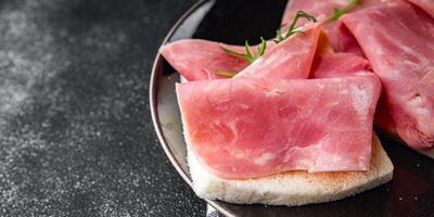 Schinken Scheibe Schweinefleisch frisch Fleisch Essen lecker Essen Kochen Vorspeise Mahlzeit Essen Snack auf das Tabelle Kopieren Raum foto