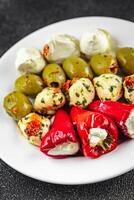 Vorspeise Gemüse Antipasti mischen Oliven, Mozzarella, ausgestopft Pfeffer, Pilz Antipasti frisch Essen lecker Essen Mahlzeit Essen Snack auf das Tabelle Kopieren Raum Essen Hintergrund foto