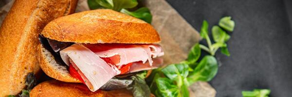 Sandwich Schinken, Tomate, Grün Grüner Salat Essen Kochen Vorspeise Mahlzeit Essen Snack auf das Tabelle Kopieren Raum Essen Hintergrund rustikal foto