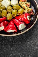 Antipasti mischen Oliven, Mozzarella, ausgestopft Pfeffer, Pilze Antipasti frisch Essen lecker Essen Vorspeise Mahlzeit Essen Snack auf das Tabelle Kopieren Raum Essen Hintergrund foto