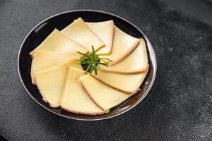 Raclette Käse lecker Essen Kochen Vorspeise Mahlzeit Essen Snack auf das Tabelle Kopieren Raum Essen Hintergrund foto