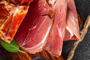 geräuchert Schweinefleisch Fleisch Kochen Essen Vorspeise Mahlzeit Essen Snack auf das Tabelle Kopieren Raum Essen Hintergrund rustikal oben Aussicht foto