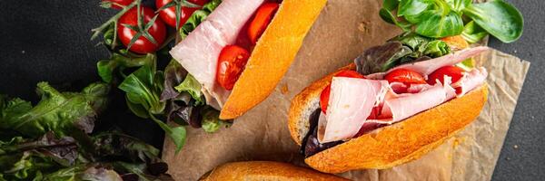 Sandwich Schinken, Tomate, Grün Grüner Salat gesund Essen Kochen Vorspeise Mahlzeit Essen Snack auf das Tabelle Kopieren Raum Essen Hintergrund rustikal oben Aussicht foto