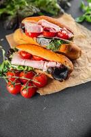 Sandwich Schinken, Tomate, Grün Grüner Salat gesund Essen Kochen Vorspeise Mahlzeit Essen Snack auf das Tabelle Kopieren Raum Essen Hintergrund rustikal oben Aussicht foto