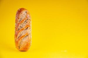 frisch Milch Brötchen ganze Korn Teig Gebäck gebacken Waren Kochen Vorspeise Mahlzeit Essen Snack auf das Tabelle foto