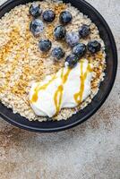 Haferflocken mit Beeren gesund Frühstück Haferbrei frisch Kochen Vorspeise Mahlzeit Essen Snack auf das Tabelle Kopieren Raum Essen Hintergrund foto