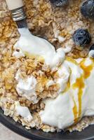 Haferflocken mit Beeren gesund Frühstück Haferbrei frisch Kochen Vorspeise Mahlzeit Essen Snack auf das Tabelle Kopieren Raum Essen Hintergrund foto