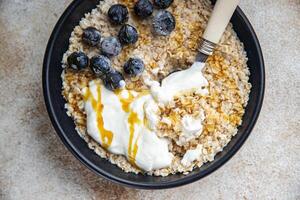 Haferflocken mit Beeren gesund Frühstück Haferbrei frisch Kochen Vorspeise Mahlzeit Essen Snack auf das Tabelle Kopieren Raum Essen Hintergrund foto