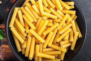 roh Pasta Tortiglioni Kochen Vorspeise Mahlzeit Essen Snack auf das Tabelle Kopieren Raum Essen Hintergrund foto