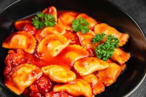 Ravioli Fleisch Tomate Soße frisch Kochen Mahlzeit Essen Snack auf das Tabelle Kopieren Raum Essen Hintergrund foto