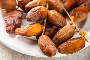 Datum Ast getrocknet Süss Obst frisch Mahlzeit Essen Snack auf das Tabelle Kopieren Raum Essen Hintergrund rustikal foto