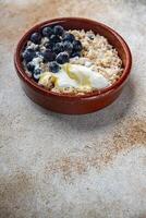 Haferflocken Beeren Frühstück Haferbrei frisch Kochen Vorspeise Mahlzeit Essen Snack auf das Tabelle Kopieren Raum foto