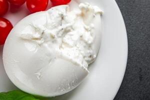 Büffel Burrata Kochen Vorspeise Mahlzeit Essen Snack auf das Tabelle Kopieren Raum Essen Hintergrund rustikal oben Aussicht Keto oder Paläo Diät vegetariano oder Paläo Diät Vegetarier foto