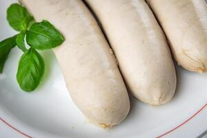 Fleisch Weiß Würstchen Weißwurst bayerisch Würste Kochen Vorspeise Mahlzeit Essen Snack auf das Tabelle foto