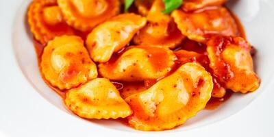 Ravioli Rindfleisch Fleisch Tomate Soße frisch Kochen Vorspeise Mahlzeit Essen Snack auf das Tabelle Kopieren Raum Essen Hintergrund rustikal oben Aussicht foto