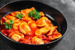 Ravioli Rindfleisch Fleisch Tomate Soße frisch Kochen Vorspeise Mahlzeit Essen Snack auf das Tabelle Kopieren Raum Essen Hintergrund rustikal oben Aussicht foto