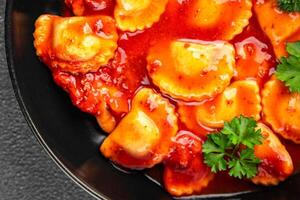 Ravioli Rindfleisch Fleisch Tomate Soße frisch Kochen Vorspeise Mahlzeit Essen Snack auf das Tabelle Kopieren Raum Essen Hintergrund rustikal oben Aussicht foto