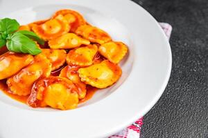 Ravioli Rindfleisch Fleisch Tomate Soße frisch Kochen Vorspeise Mahlzeit Essen Snack auf das Tabelle Kopieren Raum Essen Hintergrund rustikal oben Aussicht foto