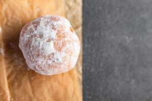 gefüllt Krapfen Schokolade Füllung pulverisiert Zucker frisch Mahlzeit Essen Snack auf das Tabelle Kopieren Raum Essen foto