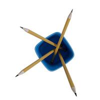 vier Graphit Bleistifte im Blau Tasse, isoliert auf Weiß Hintergrund, 3d Wiedergabe. foto