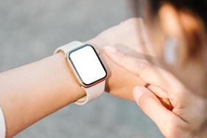 Nahansicht von ein Person Handgelenk tragen ein modern Smartwatch mit ein leer Bildschirm, Anzeige Konnektivität und Technologie im täglich Leben. foto