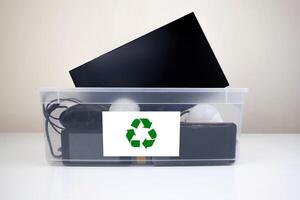 Elektronik Recycling Behälter mit verschiedene Geräte und Batterien foto