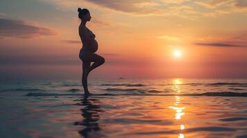 schwanger Frau tun Yoga im Entspannung auf das Strand foto