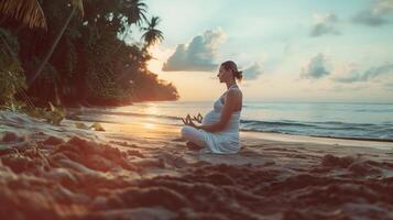 schwanger Frau tun Yoga im Entspannung auf das Strand foto