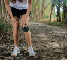 Knie Joint Schmerzen im Sportlerin im das Park foto