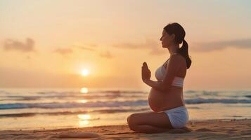 schwanger Frau tun Yoga im Entspannung auf das Strand foto