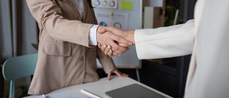 Geschäft Handschlag zum Zusammenarbeit , erfolgreich verhandeln, zwei Geschäftsmann Shake Hand mit Partner zu Feier Partnerschaft und Geschäft Deal Konzept foto