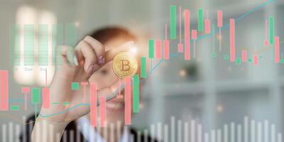 Geschäftsfrau, Investor, Handel halt Bitcoin praktisch Zahlung im global Wirtschaft Markt. virtuell Digital Währung und finanziell Investition Handel Konzept. Kryptowährung foto