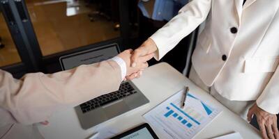 Geschäft Handschlag zum Zusammenarbeit , erfolgreich verhandeln, zwei Geschäftsmann Shake Hand mit Partner zu Feier Partnerschaft und Geschäft Deal Konzept foto