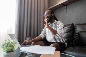 afrikanisch amerikanisch Geschäft afro Mann Leben online Treffen auf Computer heim. freiberuflich online sme Marketing, jung glücklich Mann Anruf Treffen auf Laptop allein beim Zuhause foto
