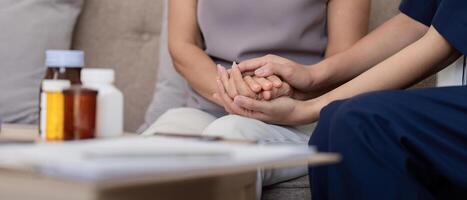 Arzt oder Pflegekraft Frau halten Alten weiblich geduldig Hand jubeln und ermutigen während Überprüfung Gesundheit foto