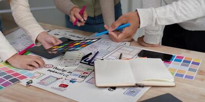 Brainstorming Mannschaft von kreativ Netz Grafik Designer Planung. kreativ Designer Geschenk ux ui zu Team. Designer Mannschaft Arbeiten Treffen im Büro foto