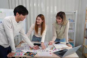 Brainstorming Mannschaft von kreativ Netz Grafik Designer Planung. kreativ Designer Geschenk ux ui zu Team. Designer Mannschaft Arbeiten Treffen im Büro foto