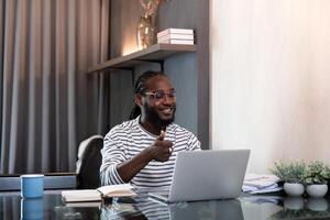 afrikanisch amerikanisch Geschäft afro Mann Leben online Treffen auf Computer heim. freiberuflich online sme Marketing, jung glücklich Mann Anruf Treffen auf Laptop allein beim Zuhause foto